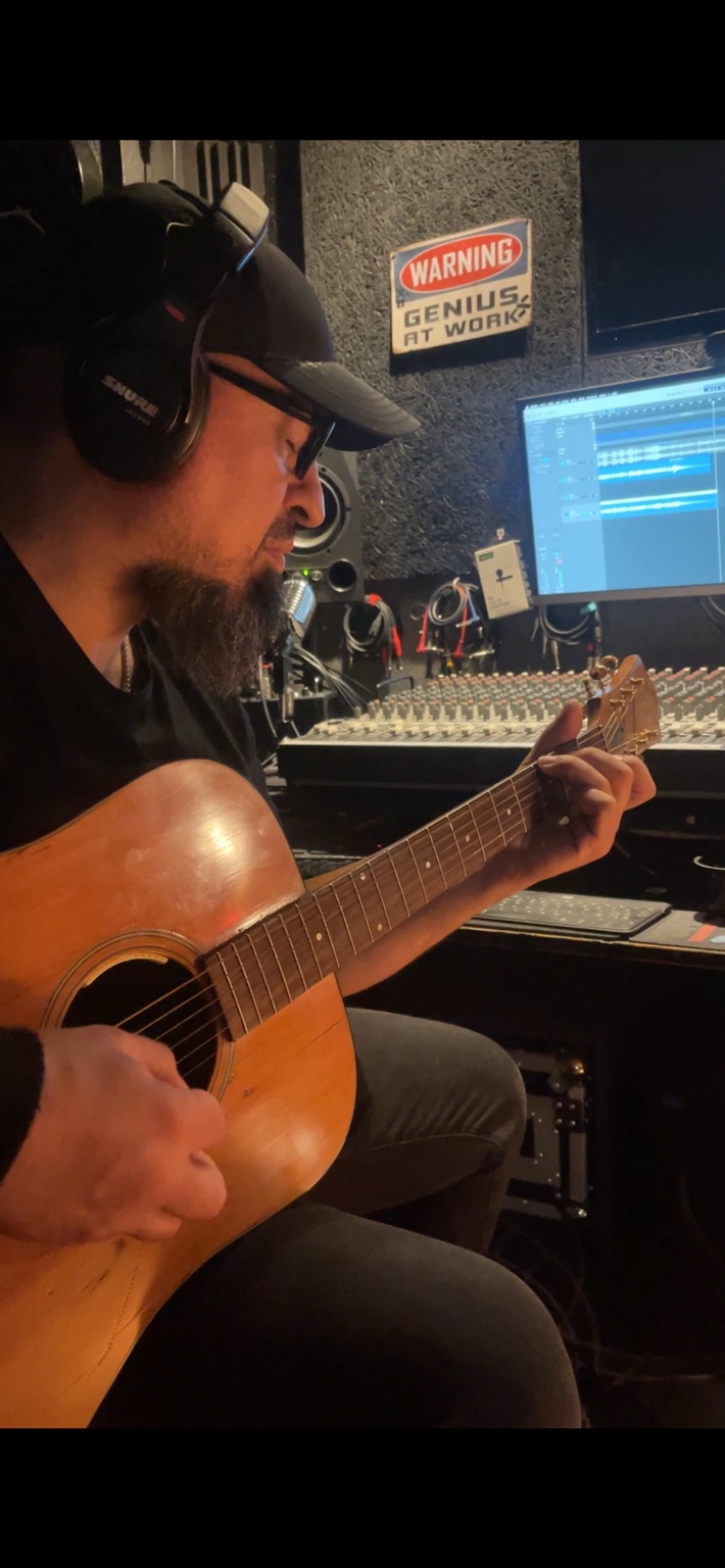 Sergi trabajando una idea musical con la guitarra acústica